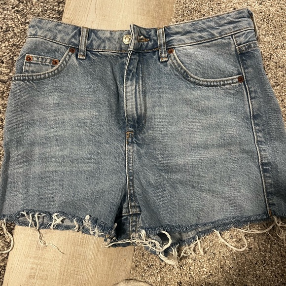 Top shop Highwaisted Lightwash size 4/6 jean shorts. No rips. - Picture 4 of 4